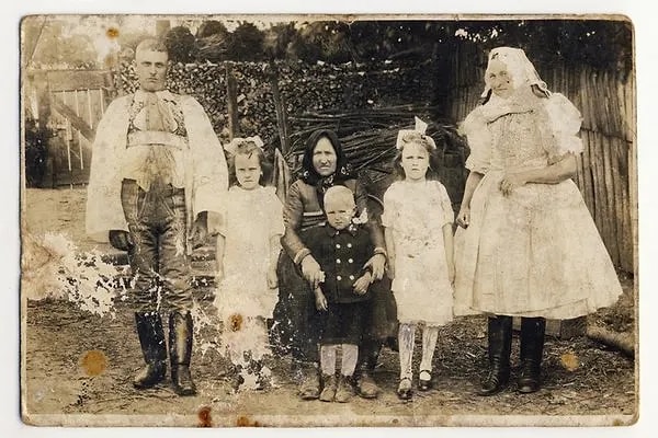 Bu, onların güç ve zenginlik sembolüydü. Fotoğraf çekilen herkes, aynı ciddiyetle görünerek toplumda saygın bir yer edinmek istiyordu.