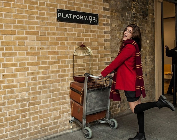 İlk durağımız, King’s Cross İstasyonu'ndaki meşhur Platform 9 ¾.