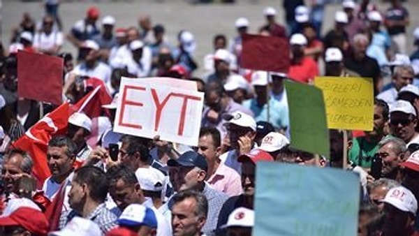 Emeklilikte Yaşa Takılanlar (EYT) düzenlemesi 1 Mart 2023’te Meclis’te kabul edilerek yasalaştı.