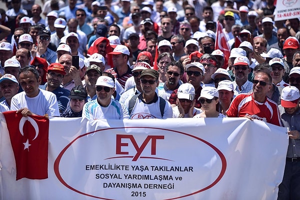 2023 yıl sonunda toplam 2 milyon kişi EYT ile emekli oldu. Yaş ortalamaları ise 48 olarak hesaplandı.