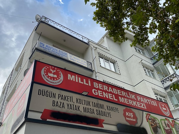 Parti genel merkezinin bulunduğu Huzur Apartmanı’nda oturanlardan Gülper Güneyli (70), "İçeri giren çıkan belli değildi, biz sonradan anladık. Gece saatlerinde birileri geliyordu. Geç saatlerde bizim kapılarımızı çalıyorlardı. 'Niye çalıyorsunuz' dediğimizde kapıyı açmamızı istiyorlardı. Ben açmak istemiyordum. Çünkü anahtarları yok, o kadar kişinin anahtarı olur mu? Polislerimizden Allah razı olsun" ifadelerini kullandı.