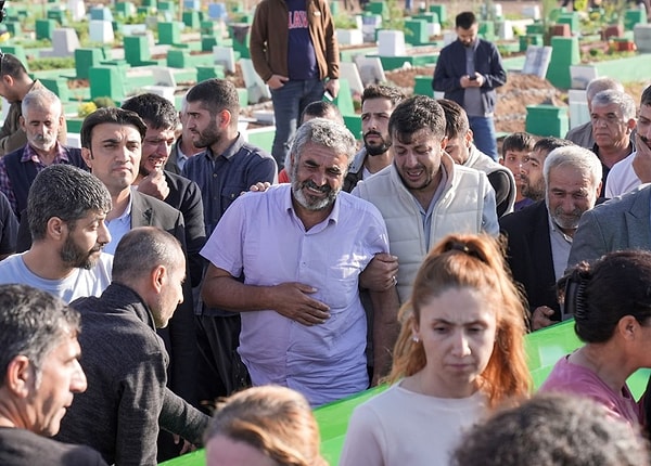 “Hatta darbedildiğine dair belirtiler var. Sırtında morluklar vardı ve ben kendim gittim bizzat gördüm. Sırtını iyice çevirmediler buna rağmen gördüm. Hatta oradaki bilim adamları da bana şunu söyledi: ‘Bu suda 4-5 gün anca kalmış. Fazla olsaydı bu vücut, beden yıpranırdı' yıpranmamıştı."