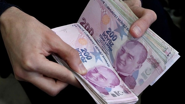 Yurt içi gündelik tutarı, ek göstergesi 8000 ve daha yüksek kadrolarda bulunan memurlar için 680 liraya çıkacak. En alt kademedeki memura ise 600 lira ödenecek.