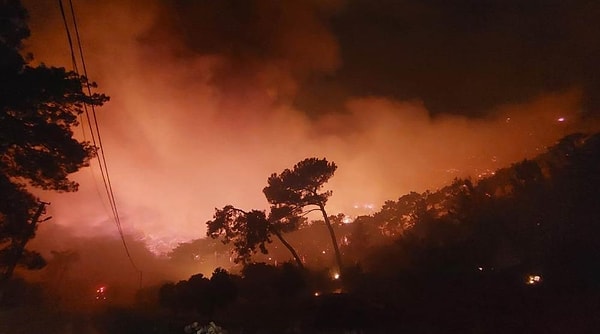 Dalaman Taşbaşı köyünde akşam saatlerinde başlayan yangın söndürme çalışmaları devam ediyor. Yangına 49 arazöz 15 su ikmal aracı 5 dozer ve 288 orman personeli kararan müdahale ediyor.