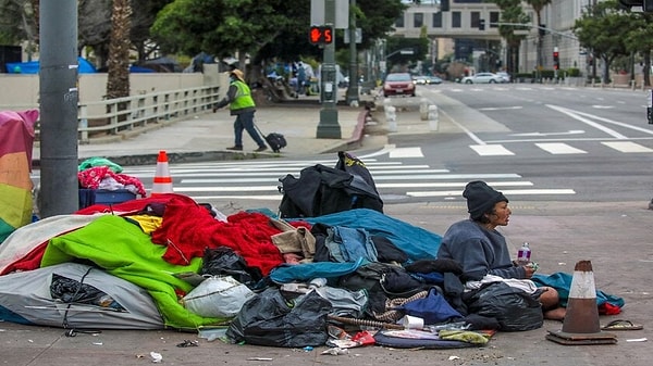 Evsizlik yalnızca ekonomik bir problem değil; aynı zamanda sosyal ve psikolojik bir kriz. İnsanların iş bulmakta yaşadığı zorluklar, borçlanma ve mental sağlık sorunları, evsizliği tetikleyen unsurlar arasında yer alıyor.