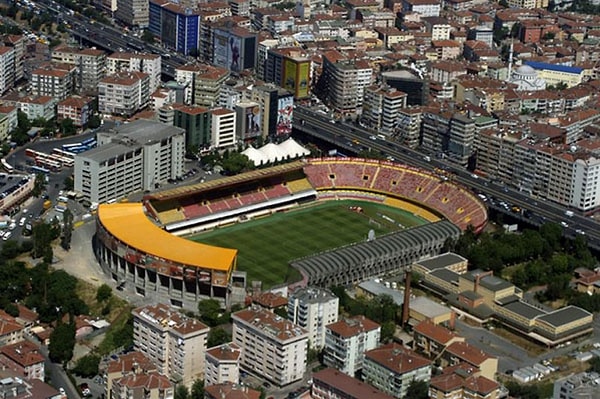 1933 yılında hikayesi Galatasaray ile başlayan; unutulmaz şampiyonluklara ve efsane futbolculara ev sahipliği yapan Ali Sami Yen Stadyumu, 2011 yılında yıkıldı.