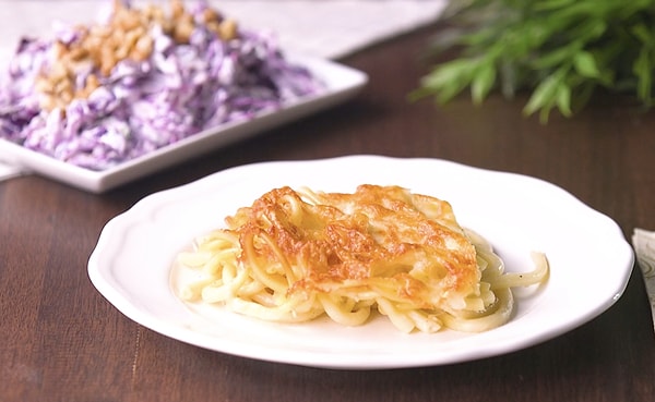 Peynirli Fırın Makarna ve Mor Lahana Salatası Nasıl Yapılır?