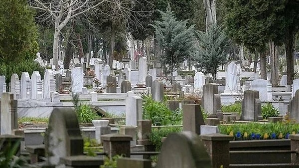 Ancak işler planladığı gibi gitmedi. Defin işlemleri sırasında açılan mezar içerisinde Nurettin Küntaş'ın cenazesi bulunamadı. Cenaze yerine siyah bir poşete konulmuş insan kemikleri bulundu. Aile yakınlarının kemiklerin kendi ölenlerine ait olmadığını iddia etmesi üzerine poşetteki kemik parçaları görevlilerce gasilhanesine götürüldü.