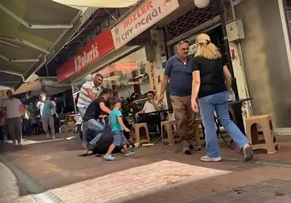 Hamile genç kadın, şiddet gördüğü esnada çevredekilere “Abi hamileyim, imdat” çığlıkları atarken pek çok kişi izlemekle yetindi. Yoldan geçen bir kişi ise saldırganı engellemeye çalışırken bunu görenler de vatandaşa destek vererek Sude Naz Atak’ı kurtardı.