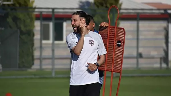 Türk futbolunda Beşiktaş ve Trabzonspor formaları giyen milli takımda da ter dökmüş isimlerden Olcay Şahan bugünlerde Altınordu'da teknik direktörlük yapıyor.