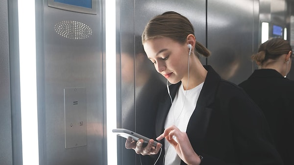 Evinize gitmek için asansöre bindiniz. Cep telefonunuzda arkadaşınızla keyifli bir sohbet ediyorsunuz. Ancak bir anda arkadaşınızın sesi kesiliyor ve telefonunuz sinyal almıyor. Peki bu sinir bozucu durumun arkasında ne var?