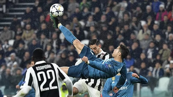 2018 yılında Real Madrid forması giyen Ronaldo'nun Juventus'a attığı, tarihe geçen röveşatada yükseklik, 2.38 olarak ifade edilmişti.