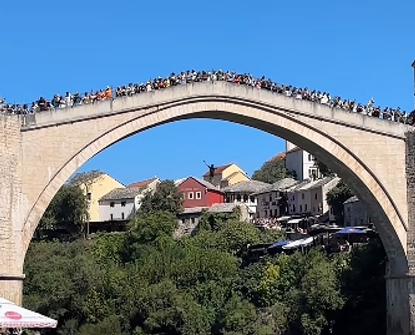 Anlatılana göre, Bosna-Hersek’teki bu 24 metrelik köprüden atlamak, 450 yıldır genç erkeklerin aşklarını ve cesaretlerini kanıtlamak için yapılan bir gelenek.