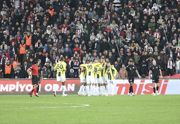 24.dakikada Dusan Tadic'in golüyle öne geçen Fenerbahçe ilk yarıyı da 1-0 önde kapattı.