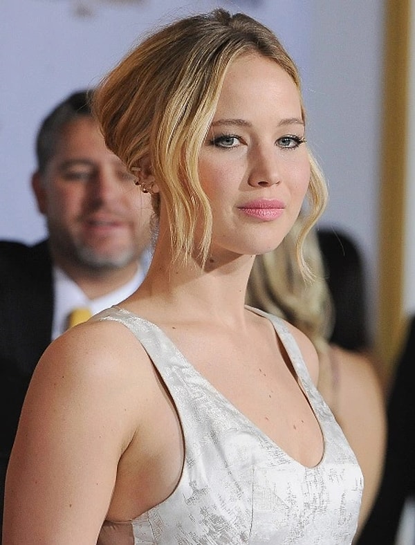 Amerikalı oyuncu Jennifer Lawrence, ''Açlık Oyunları'' ve ''X-Men'' gibi seri filmlerindeki başarılı oyunculuğuyla tanıdığımız bir isim. Kendisi aynı zamanda dillere destan güzelliğiyle de dünya genelinde uzun yıllardır birçok kişinin beğeni ve ilgi odağı halinde.