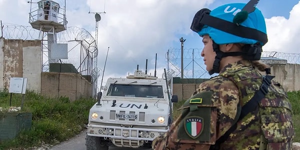 İsrail ordusunun defalarca UNIFIL'den, İsrail-Lübnan sınırını temsil eden Mavi Hat'taki mevzilerini boşaltmasını talep ettiği ve Birleşmiş Milletler (BM) mevzilerine kasıtlı olarak zarar verdiği biliniyor.