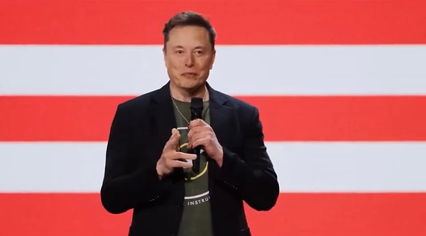 Servetiyle konuşulan Elon Musk, 5 Kasım’da gerçekleşecek seçime kadar Trump’ı destekleyenlere 1 milyon dolar vereceğini açıkladı.