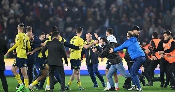 Sahaya giren taraftarlardan kendilerini koruduğu gerekçesiyle 3 Fenerbahçeli futbolcu hakkında takipsizlik kararı verildi.