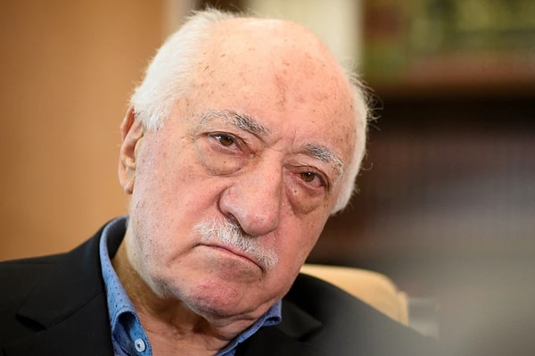 FETÖ terör örgütü lideri Fethullah Gülen'in geçtiğimiz gece 21.20 sularında öldüğü öğrenildi. Sosyal medyada büyük bir hareketlenme yaşanırken akıllara yıllar önce Gülen'in kurduğu vakıfın verdiği ödül töreninde, kendisine ait bir oluşumdan ödül almayı reddeden oldukça da çarpıcı açıklamalar yapan ünlü isimler geldi.