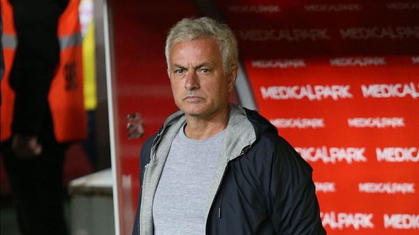 Tecrübeli hocanın tazminatıyla ilgili Fotospor özel bir habere imza attı. Dünyaca ünlü teknik direktör Jose Mourinho’nun Fenerbahçe'den ayrılması durumunda alacağı tazminatın 24 milyon euro olduğu iddia ediliyor.