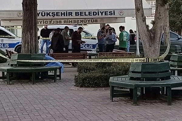 Olay yerine gelen sağlık ekipleri 45 yaşındaki anne Şenay, kızları 25 yaşındaki Gaye ve 21 yaşındaki Güldane Gerçek'in hayatını kaybettiğini belirledi. Saldırıyı Güldane Gerçek’in bir süre önce yaşamına son veren Muzaffer E.’nin babası Ş.E.’nin gerçekleştirdiği ortaya çıktı.