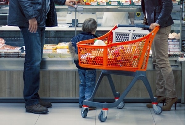 Özellikle ev tipi buzdolaplarının henüz yaygınlaşmadığı dönemlerde alışveriş yapmanın zorlukları daha da belirginleşiyordu. İnsanların daha fazla ürün alabilmeleri için pratik bir çözüme ihtiyaçları vardı.