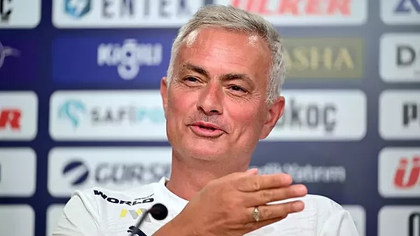 Daily Mail’de yer alan habere göre, Manchester United ve Chelsea gibi takımlarda teknik direktörlük yapmış olan Jose Mourinho, İstanbul'daki Four Seasons Otel'de geceliği 44 bin 552 TL olan odasında her gün aynı yemeği yiyor.