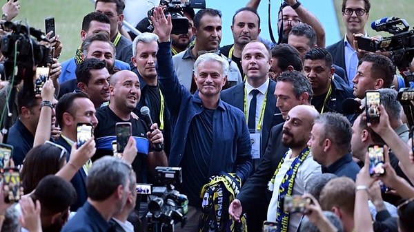 Fenerbahçe ile iki yıllık bir anlaşma imzalayan ve sezon başına 10 milyon İngiliz sterlin (445 milyon 481 bin TL) kazanan Mourinho, iş dışında oteldeki zamanını Adidas marka eşofman takımı giyerek ya yemekhanede ya da otelin bahçesinde geçiriyor.