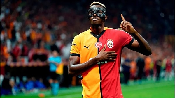 Osimhen, Antalyaspor ağlarına gönderdiği şık golden sonra sevincini yedek kaleci Günay Güvenç'le kutladı.