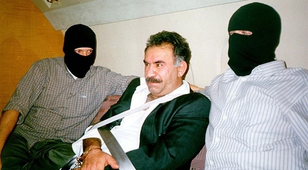 15 Şubat 1999'da dönemin başbakanı Bülent Ecevit'i bile şaşırtan bir gelişme olarak Abdullah Öcalan yakalandı ve yurda getirildi. Koalisyon hükümetinin ekonomik krizle uğraşsa da Öcalan'ın yargılanması da kritik bir dönemeçti.