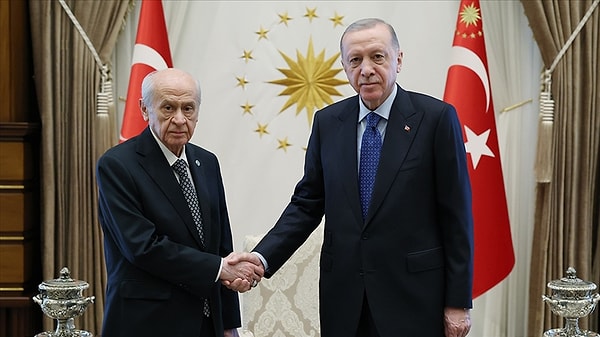 2018'e geldiğimizde Bahçeli meydanda ip fırlattığı "PKK'ya katıl" dediği Erdoğan'la Cumhur İttifakı konusunda anlaştı. Farklı partiler de bu ittifaka girecek olsa da iki parti bu ittifakın hep lokomotifi oldu.