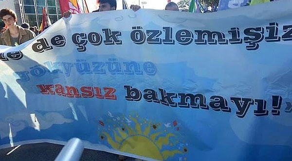 Peki bu pankartı ilk nerede görmüştük? 10 Ekim'de Ankara katliamında hayatını kaybeden gençlerin öldürülmeden önce taşıdıkları pankarttı bu!