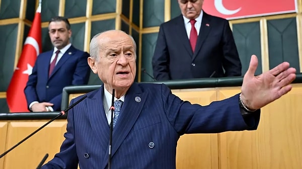 Dün grup toplantısında konuşan Devlet Bahçeli, Abdullah Öcalan'a çağrıda bulunarak, ''Terörist başının tecridi kaldırılırsa gelsin, TBMM'de DEM Grup Toplantısı'nda konuşsun. Terörün tamamen bittiğini ve örgütün lavedildiğini haykırsın. Bu dirayeti gösterirse umut hakkının kullanımıyla ilgili yasal düzenlemenin yapılmasının önü de ardına kadar açılsın. Adres İmralı'dan DEM'e uzansın'' demişti.