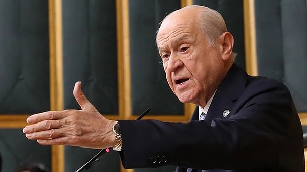 Özel, MHP Başkanı Devlet Bahçeli'nin 'Öcalan' çağrısına ilişkin "Buraya gelmeden 24 saat önce Bahçeli'nin açıklamalarıyla önemli bir eşikteyiz. Herkes neyin ne olduğunu anlamaya çalışıyor. Biz meseleye şuradan bakıyoruz: Bahçeli'nin sözü sadece bir kişinin özgürlüğü, bir kişiye af, ona verilecek kürsü, oradan söylenecek bir söz, lağvolacak bir örgüt...CHP barışa giden bu sürecin tamamlanması için, terör örgütünün ortadan kalması için atılacak her adımı önemsiyor ve engel olmayacak, kimin sözü varsa da söylesin. Şu söz söylenmesin, Türkiye'de Kürt sorunu yoktur, bir sorun vardır onu da birisi konuşunca bitecektir. Böyle Türkiye'deki Kürtlerin sorununu yok sayıyorsunuz" dedi.