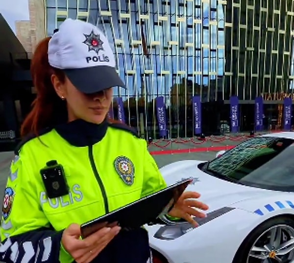 Yoldan geçerken bu lüks araçlardan birini gören motorcu, aracı Dilan Polat'ın el konulan araçlardan biri zannedip sordu. Polis ise, "Araç Komançero çetesininmiş. Komançero çetesi var, biliyor musun?" diyerek yanıt verdi.