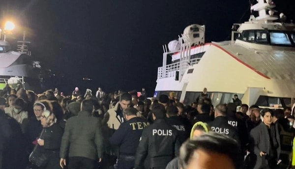 İhbar üzerine polis ekipleri harekete geçti. Feribotta bulunan 380 yolcu güvenli bir şekilde tahliye edildikten sonra bomba uzmanı köpeklerle içerde arama yaptı.