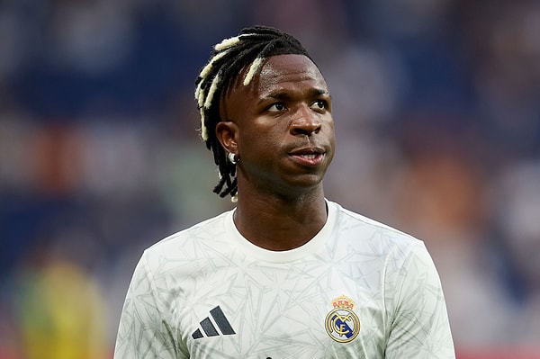 İspanya Ulusal Polisi, 29 Eylül’de oynanan Atletico Madrid-Real Madrid maçı öncesi Vinicius’u hedef alan nefret dolu bir ırkçı kampanyanın sosyal medya platformlarında başlatıldığını ve bu kampanyayla bağlantılı dört kişinin gözaltına alındığını açıkladı.