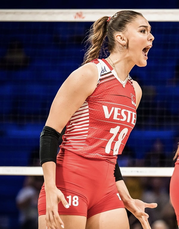 Her paylaşımı ve adımıyla gözleri üzerine çekmeyi başaran milli voleybolcu geçtiğimiz günlerde Trabzon'da bir etkinliğe katıldı.