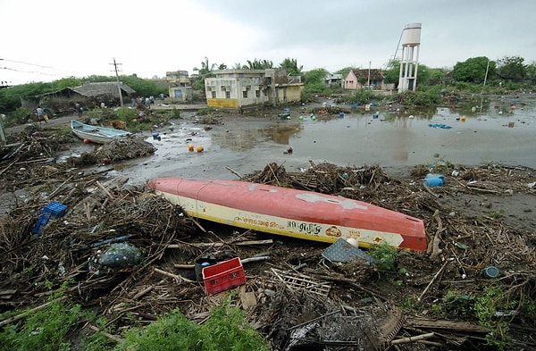 Depremin ve tsunaminin bu kadar yıkıcı olmasının sebeplerinden biri, bölgedeki tsunami uyarı sistemlerinin yetersizliğiydi.