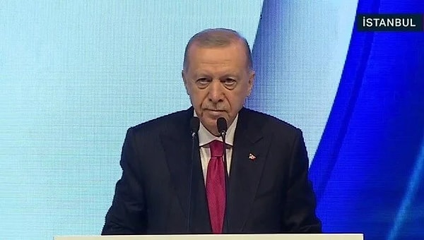 Cumhurbaşkanı Recep Tayyip Erdoğan, terör saldıları nedeniyle hiçbir zaman geri adım atmadıklarını hatırlatarak, “Bu tarz kalleşliklerle bize geri adım attıracaklarını zannedelerin tepesine binmeye, inlerini başlarına geçirmeye devam edeceğiz.” dedi.