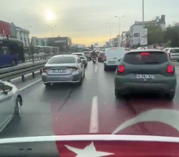 10 dakika boyunca ambulansın önünden giderek yol açan sürücünün çabası, ambulans kamerasına yansıdı.