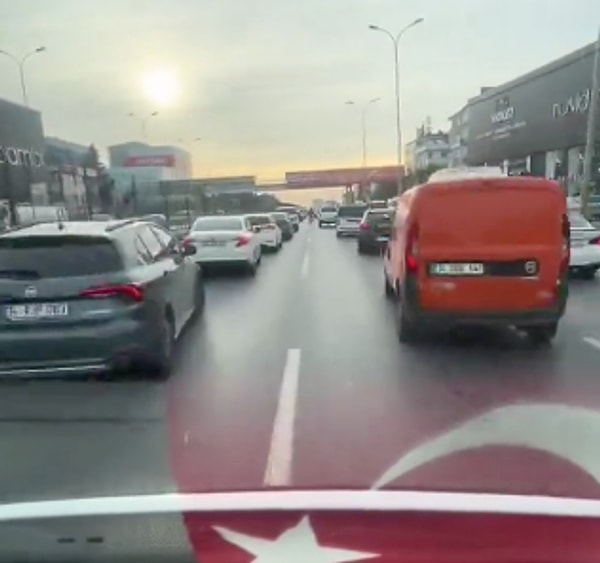 Durmaksızın ambulansa yol açmak için uğraşan motosiklet sürücüsü, sosyal medyada büyük takdir topladı.