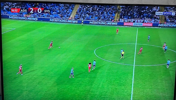 Son Sivasspor maçında reklam panolarında yine aynı illegal bahis şirketinin haber platformunun yer alması dikkatlerden kaçmadı.