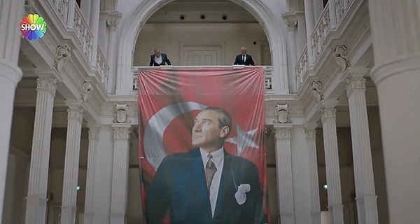 Show TV'nin sevilen dizisi Kızılcık Şerbeti her zaman olduğu gibi 29 Ekim'de yine Atatürk'ü unutmadı. Cumhuriyet Bayramı için Atatürk'ün de yer aldığı bir Türk bayrağı asılan sahnede Ömer'in saygısızlık yapan Haluk'a verdiği cevap içimizin yağlarını eritti.