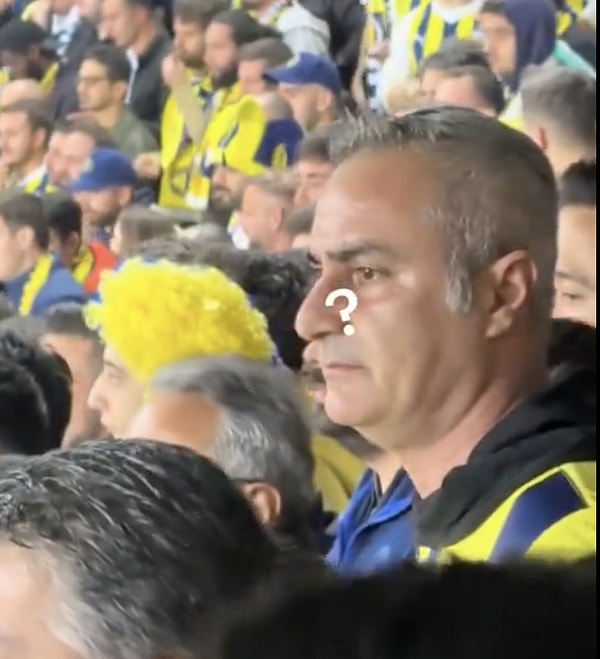 Bu açıdan İsmail Kartal'ın adeta kopyası olan taraftar, bugün Fenerbahçe'nin eski teknik direktörü İsmail Kartal'la bir araya geldi.