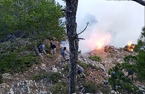 Denizli’de bulunan Karcı Dağı’nda çıkan orman yangını 3’üncü gününde devam ediyor. Valilikten yapılan açıklamada yangını kontrol altına almak için tüm birimlerin görevinin başında olduğu ifade edilirken, vatandaşlar da yangını söndürmek için seferber olmuş durumda.