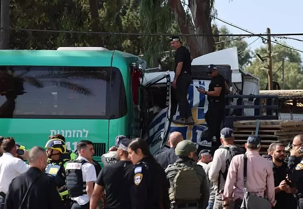 Durakta üs bölgelerine gitmek için otobüs bekleyen askerlerin olduğu iddia ediliyor.