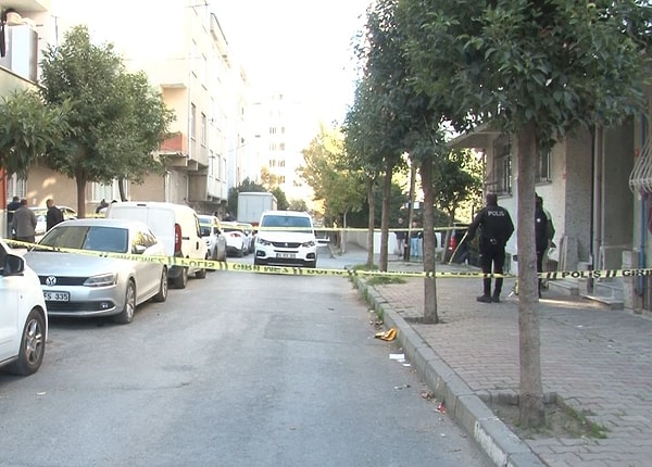 Bağcılar’ın Yenimahalle Mahallesi’nde bulunan 3 katlı evin en üst katında yaşayan yabancı uyruklu kiracılar evi boşaltarak evden taşındı.