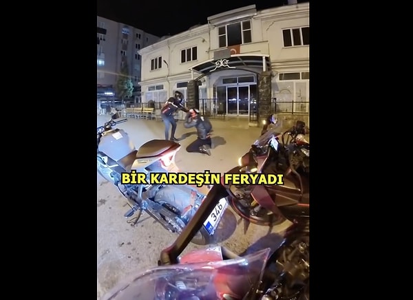 Üç arkadaş motorlarıya bir video çekmek istedi ve aralarından biri yaralanmış numarası yaptı.