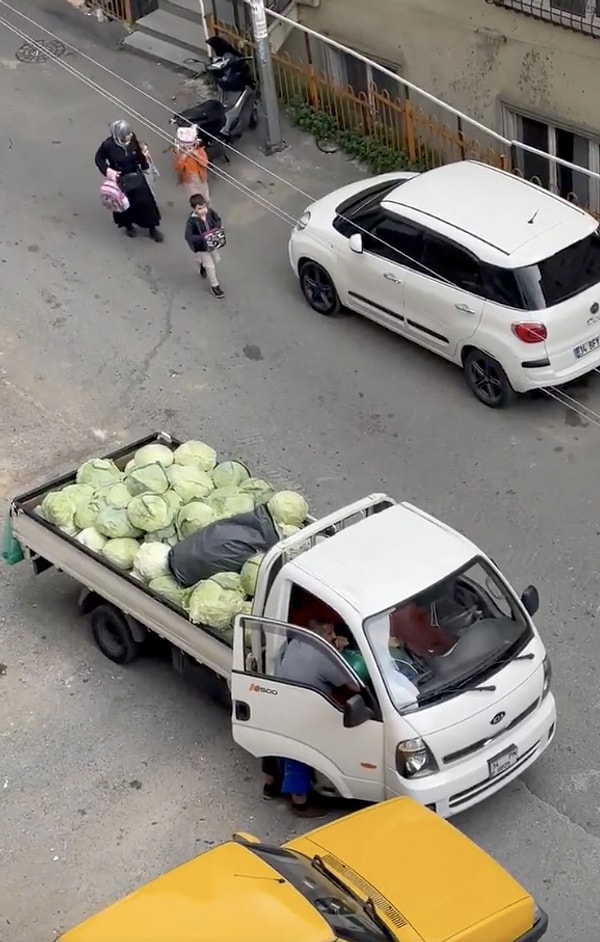 O tahammül seviyesi zorlanmış hatta 'kalmamış' bir vatandaş ettiği onca şikayet sonuçsuz kalınca çareyi sosyal medyada bir hesap açarak seyyar satıcılarla mücadele etmekte buldu.